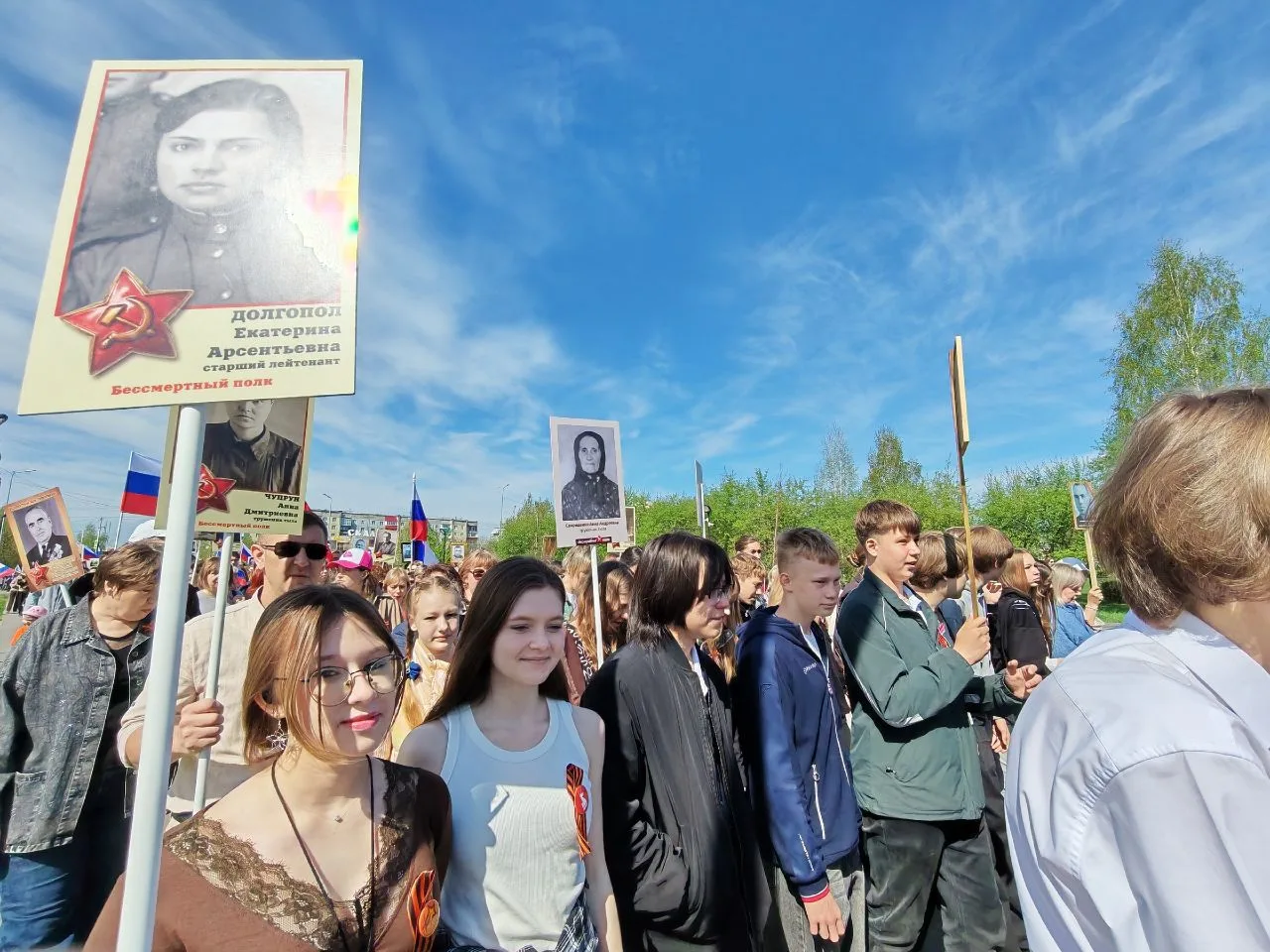 Сегодня прошла важная и трогательная акция — Бессмертный полк. 🇷🇺 Ученики, учителя и родители нашей 
