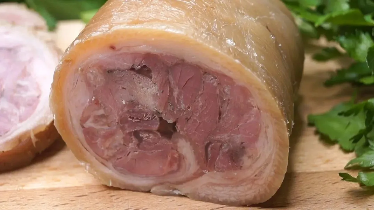 ДОМАШНЯЯ ВЕТЧИНА ИЗ СВИНОЙ РУЛЬКИ — РОЗОВАЯ, АРОМАТНАЯ, НЕДОРОГО!