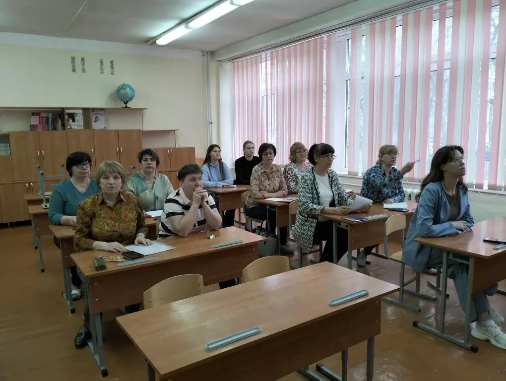 Сегодня учителя начальных классов 1 корпуса собрались, чтобы обсудить, как пробудить интерес к знани