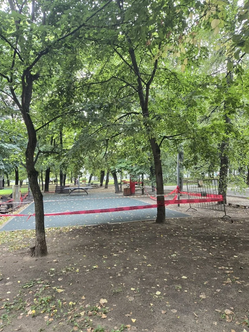 В парке «Красногвардейские пруды» ремонтируют зону для настольного тенниса. 🚧