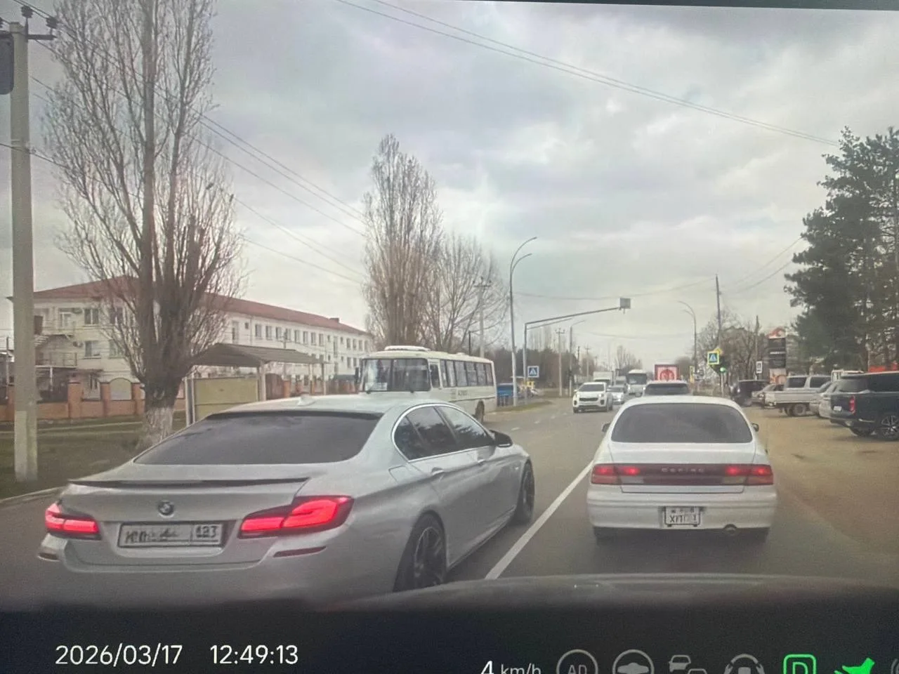 Выезд на встречку попал на видео: нарушителей нашли через соцсети и заставили извинятьс...
