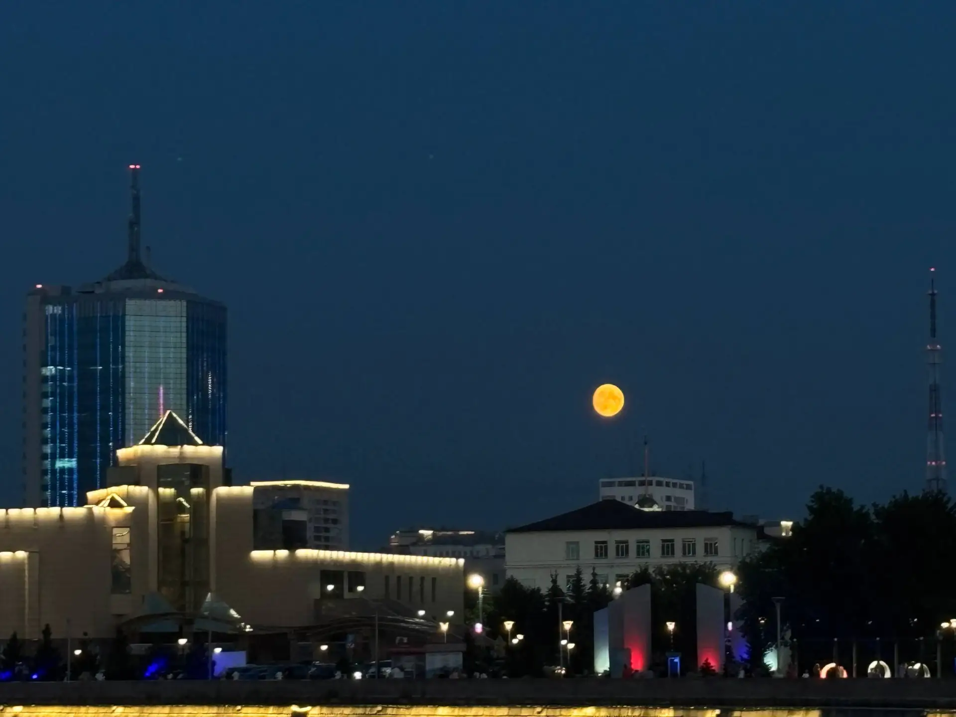 🌙 Вечерняя луна над Челябинском

Челябинск с огоньком | Подписаться