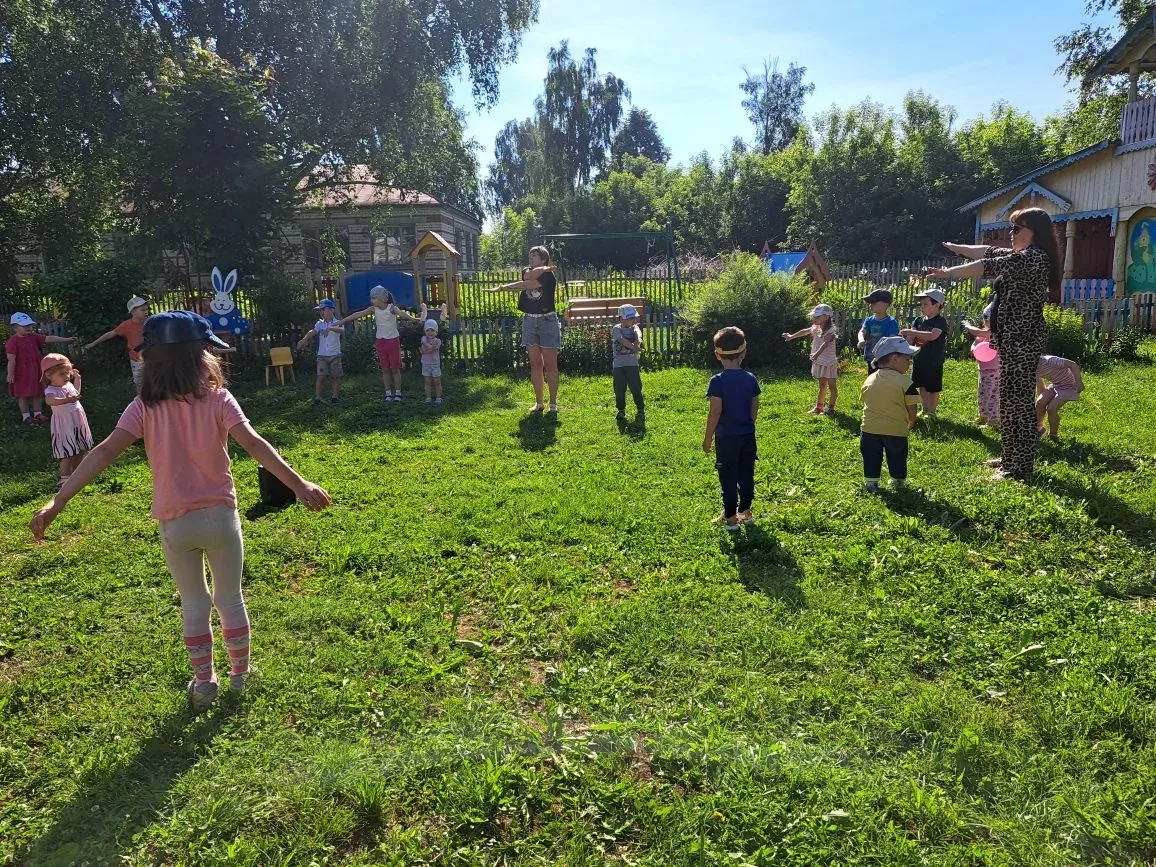 Доброе день, друзья! ☀️ А вы знали, что в нашем детском саду каждое утро начинается с бодрящей заряд