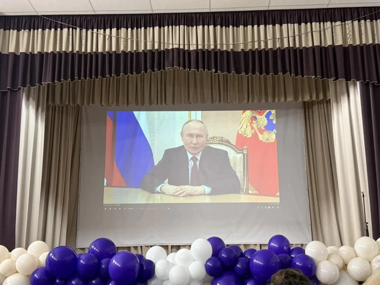 Выпускной — это точка отсчёта, когда за спиной остаются школьные годы, а впереди открывается бесконе