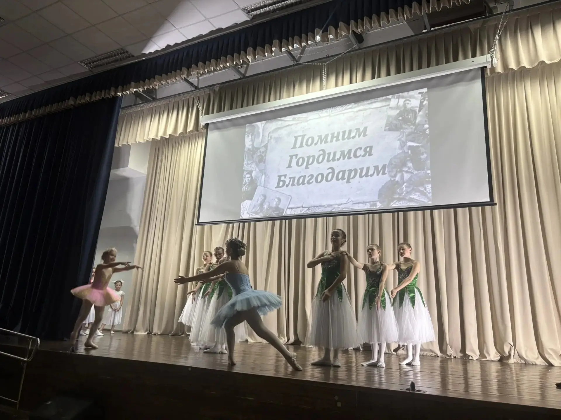 🇷🇺Вспоминая подвиги героев  В честь приближающегося Дня Победы наш образовательный центр провел торж