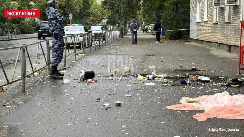 ❗️ Агрессивная великолучанка выбрасывала вещи из окна — в квартире был ребёнок
