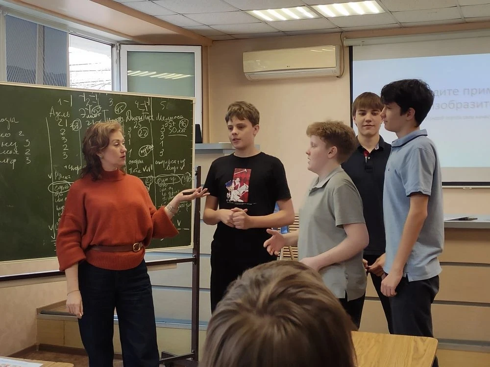 Профориентационный тренинг для 8 «Д» класса  8 «Д» класс принял участие в профориентационном занятии