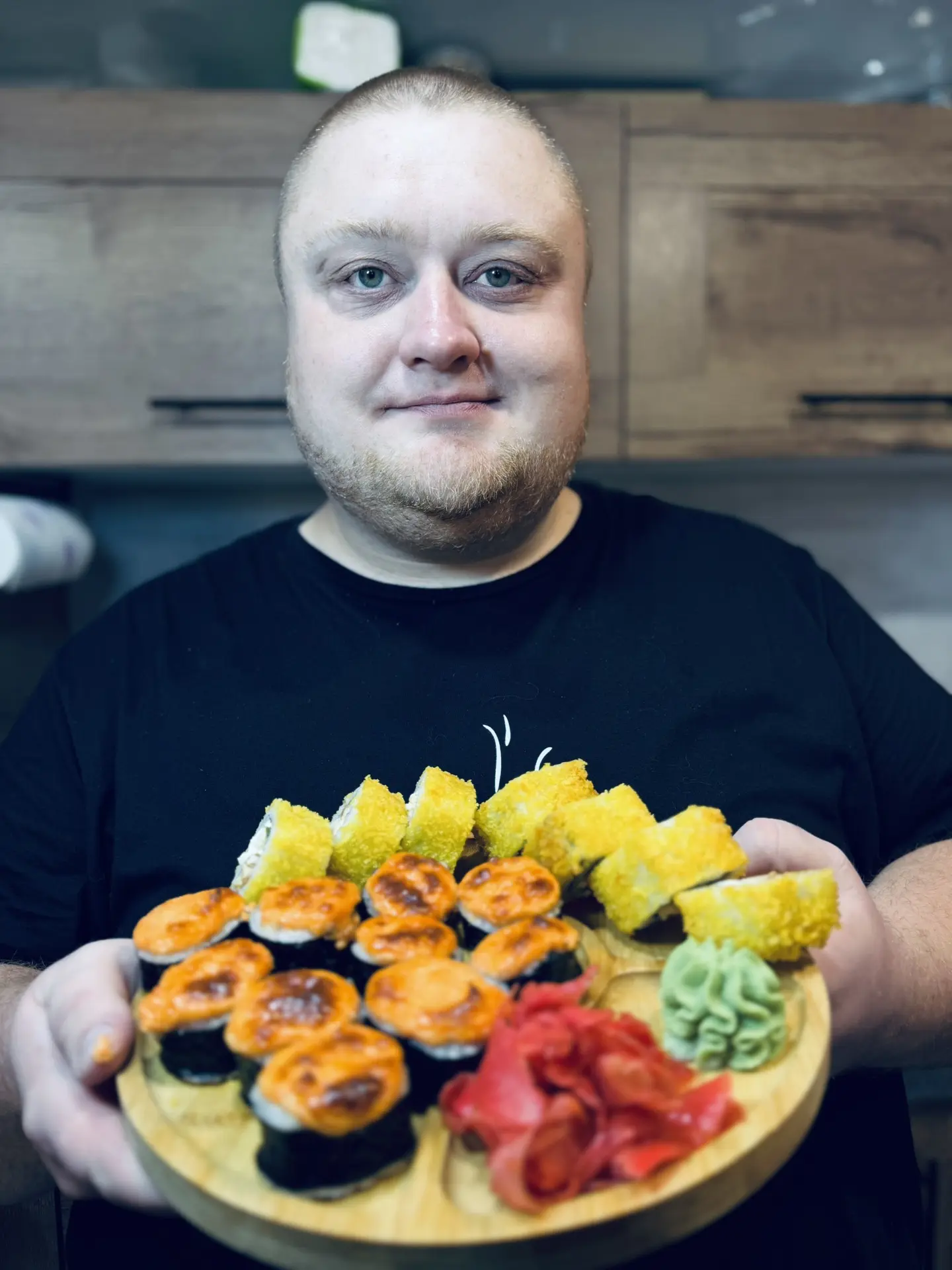 Сижу сегодня и думаю: суббота, чем заняться? А попробую-ка я сам роллы накрутить 🍣