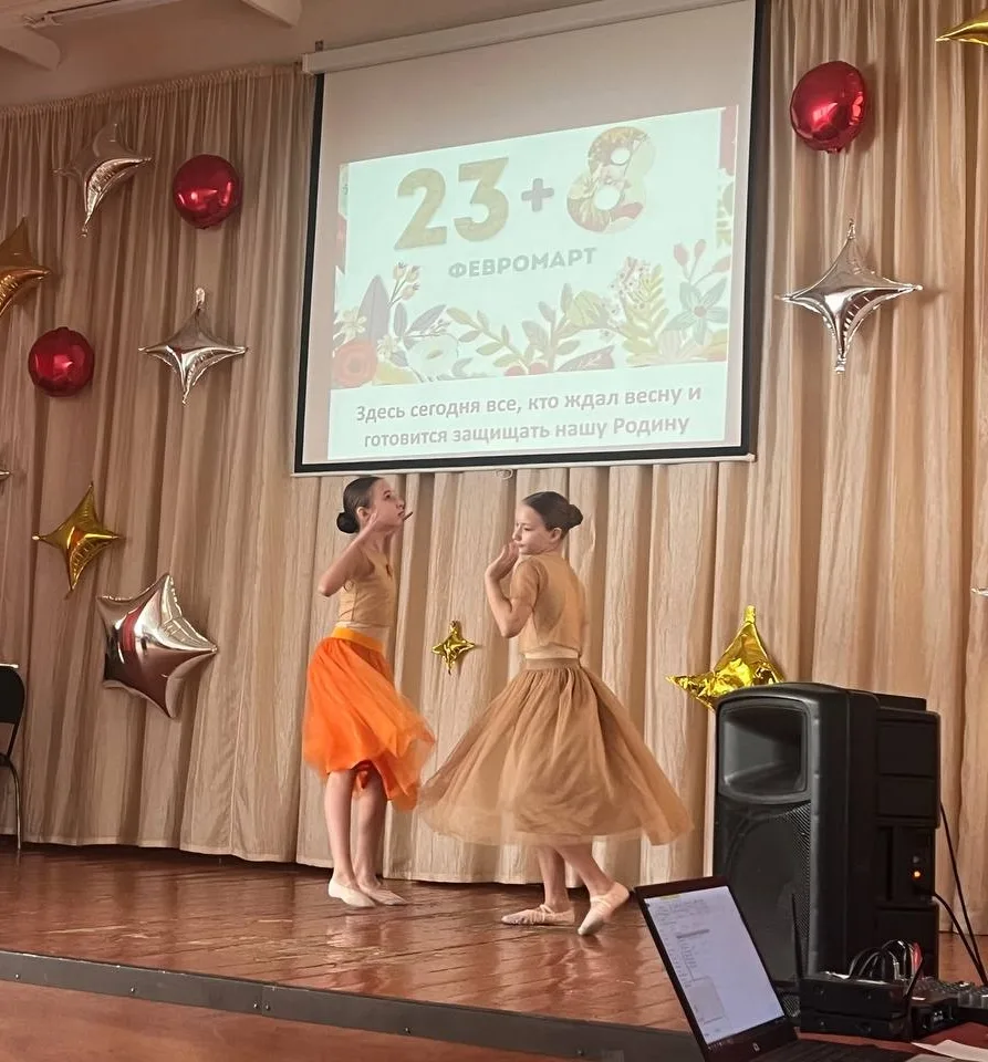 🎤 ФевроМарт — Отвага + Нежность 🌸  Сегодня наша школа стала настоящим праздником двух сердец: мужест