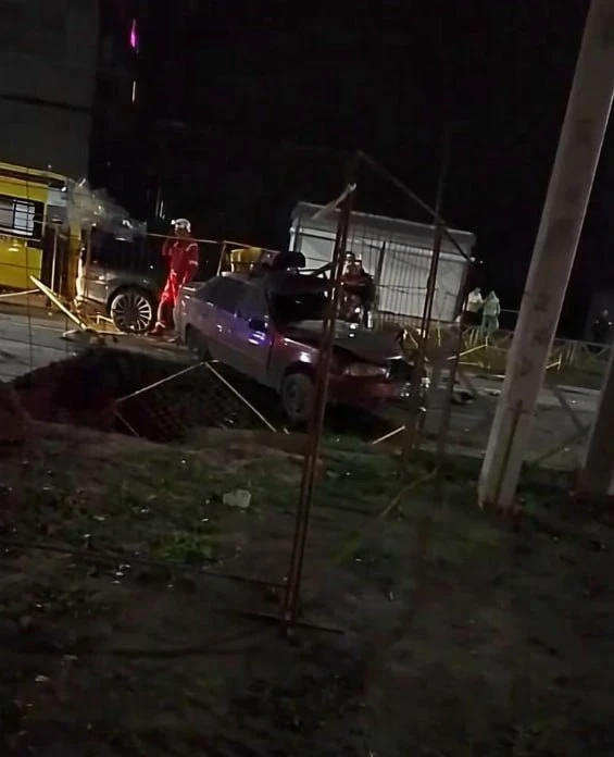 На Труфанова автомобиль попал в яму на участке работ. Дорогу перекрыли, на месте скорая.