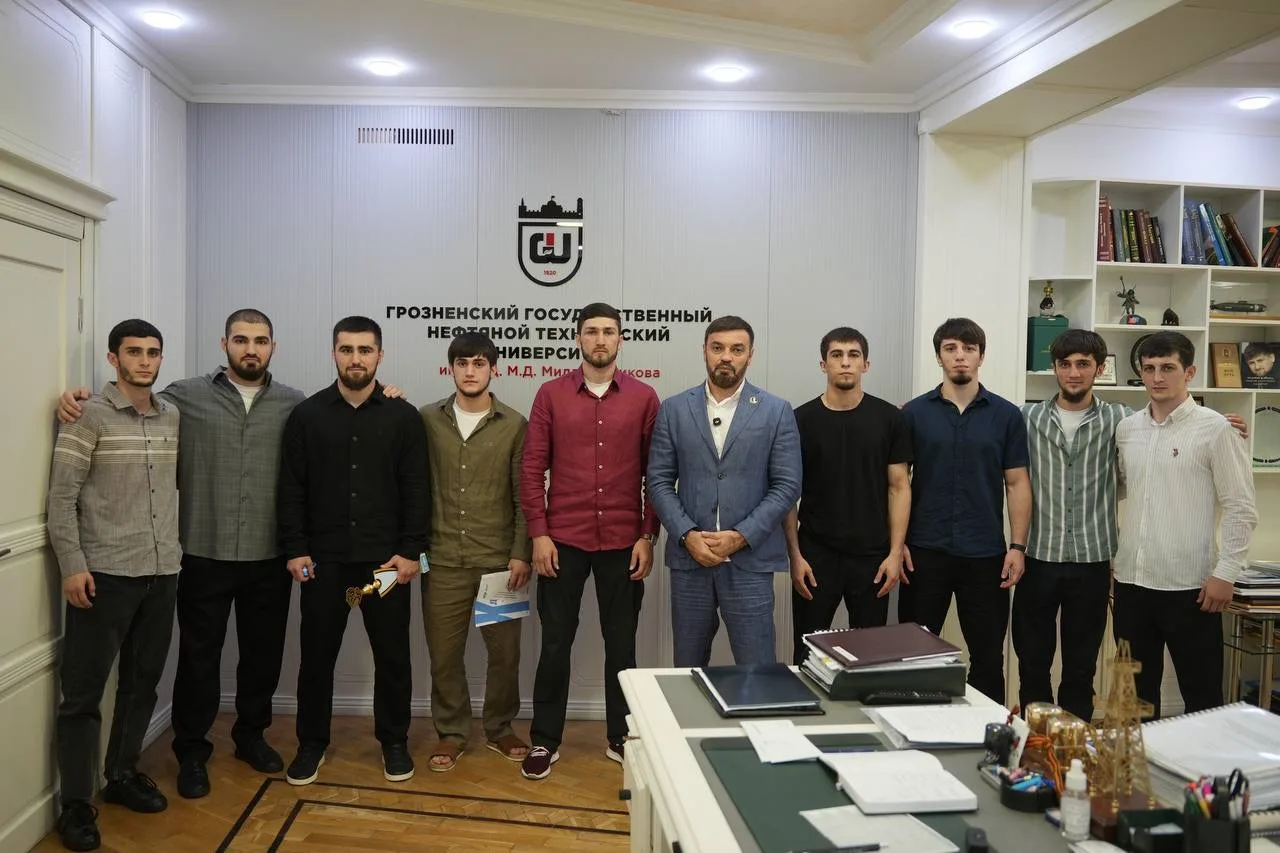 🥊 От сборной СССР — к пьедесталу Универсиады: ректор ГГНТУ встретился с призёрами

Ректор ГГНТУ им.