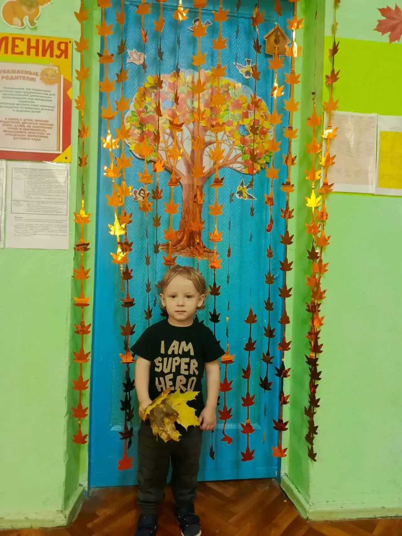 В детский сад спешат детишки,