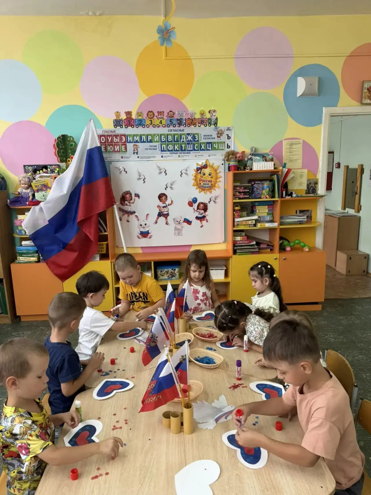 Белый – облако большое,