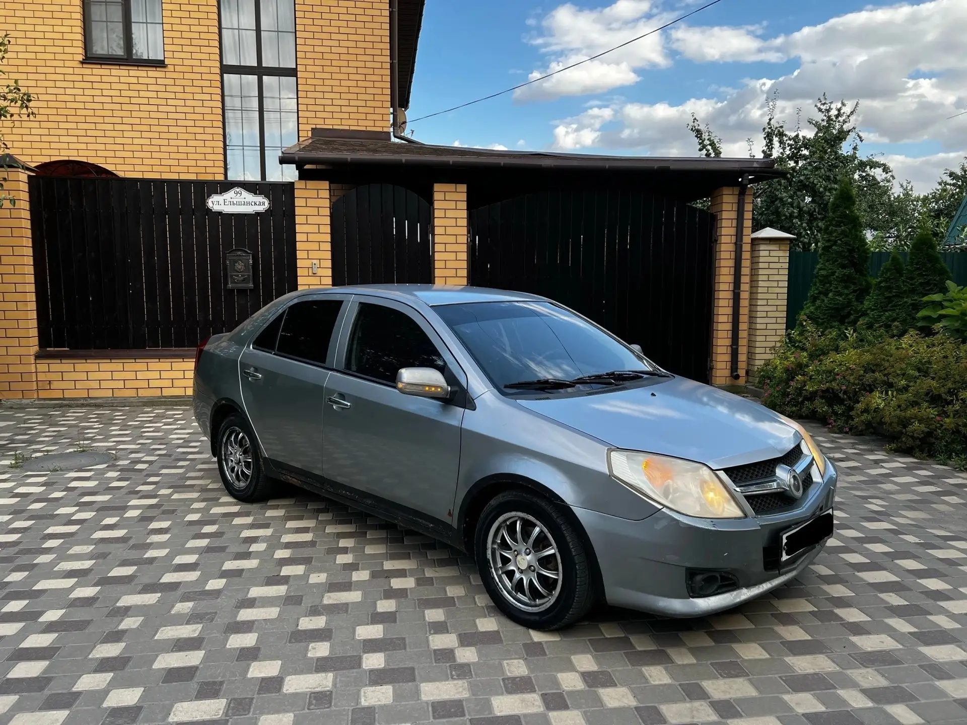 Цена - 95000
Geely MK 2008 год 
Авто в хорошем состоянии есть косячки по кузову
Комплектация Гур АБС