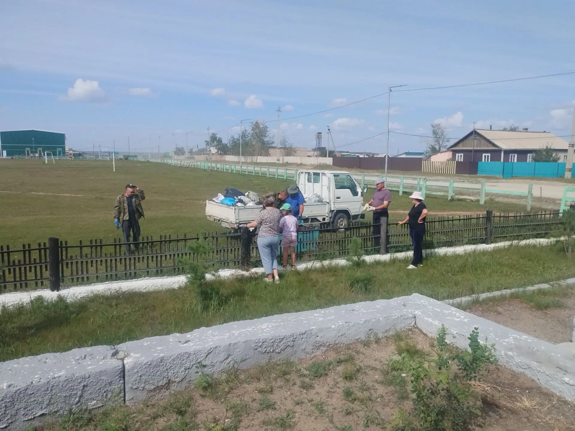 Чистый старт для больших праздников: жители Цасучея вышли на субботник.