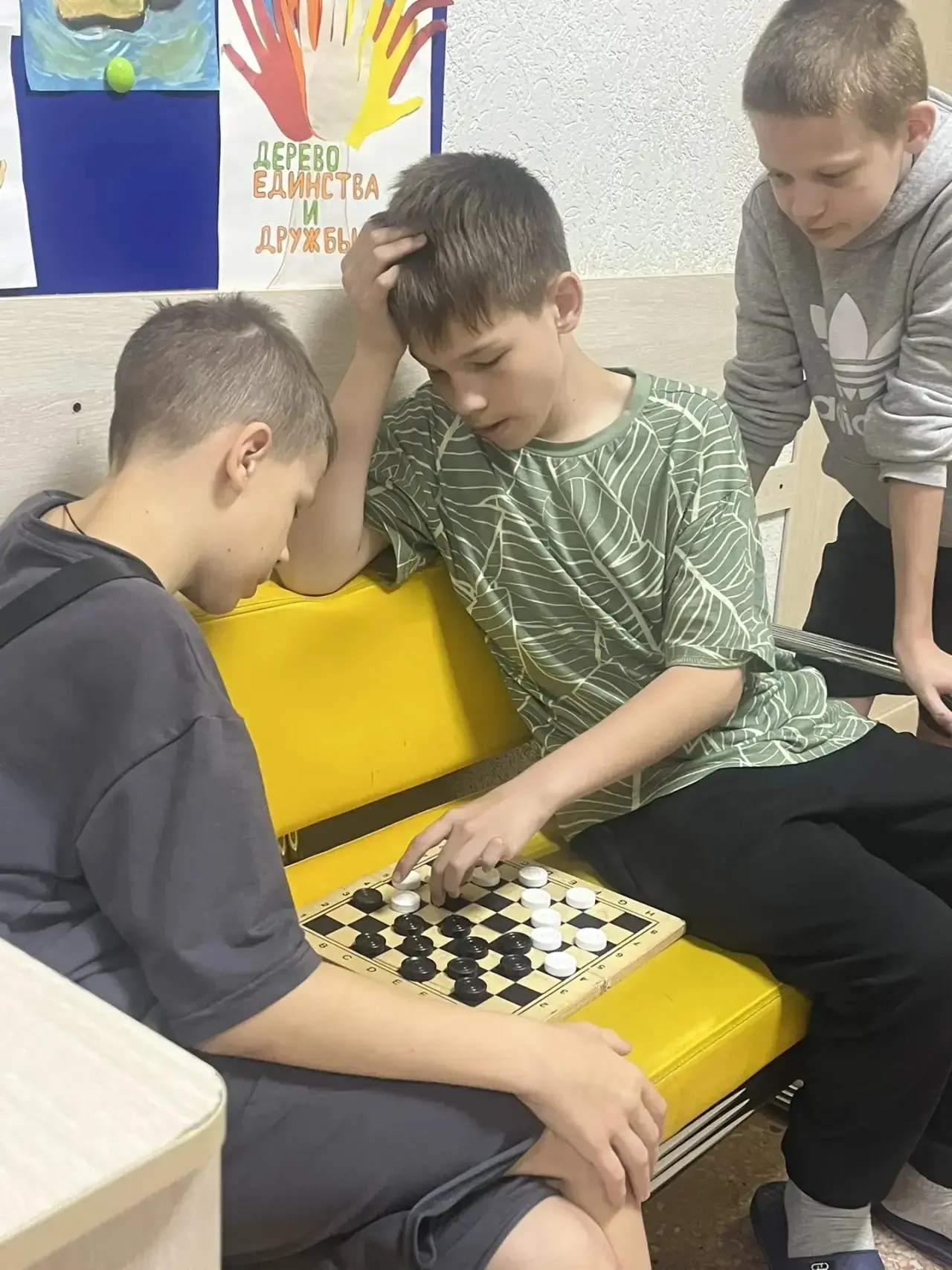 Мальчики 5 отряда играют в шашки✅