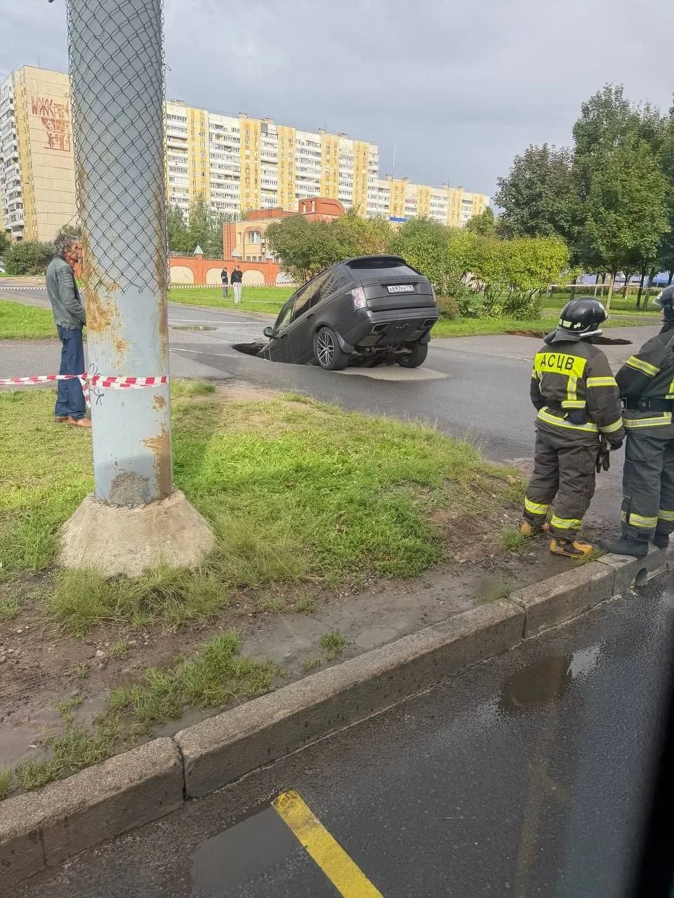 Range Rover провалился под асфальт на Ленинском проспекте