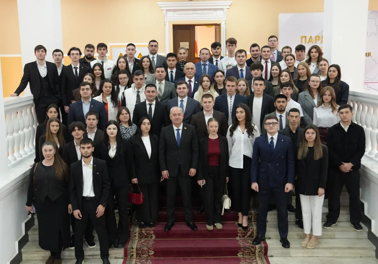 Студенты СКГМИ стали участниками открытого диалога с Председателем Парламента Северной Осетии Таймур