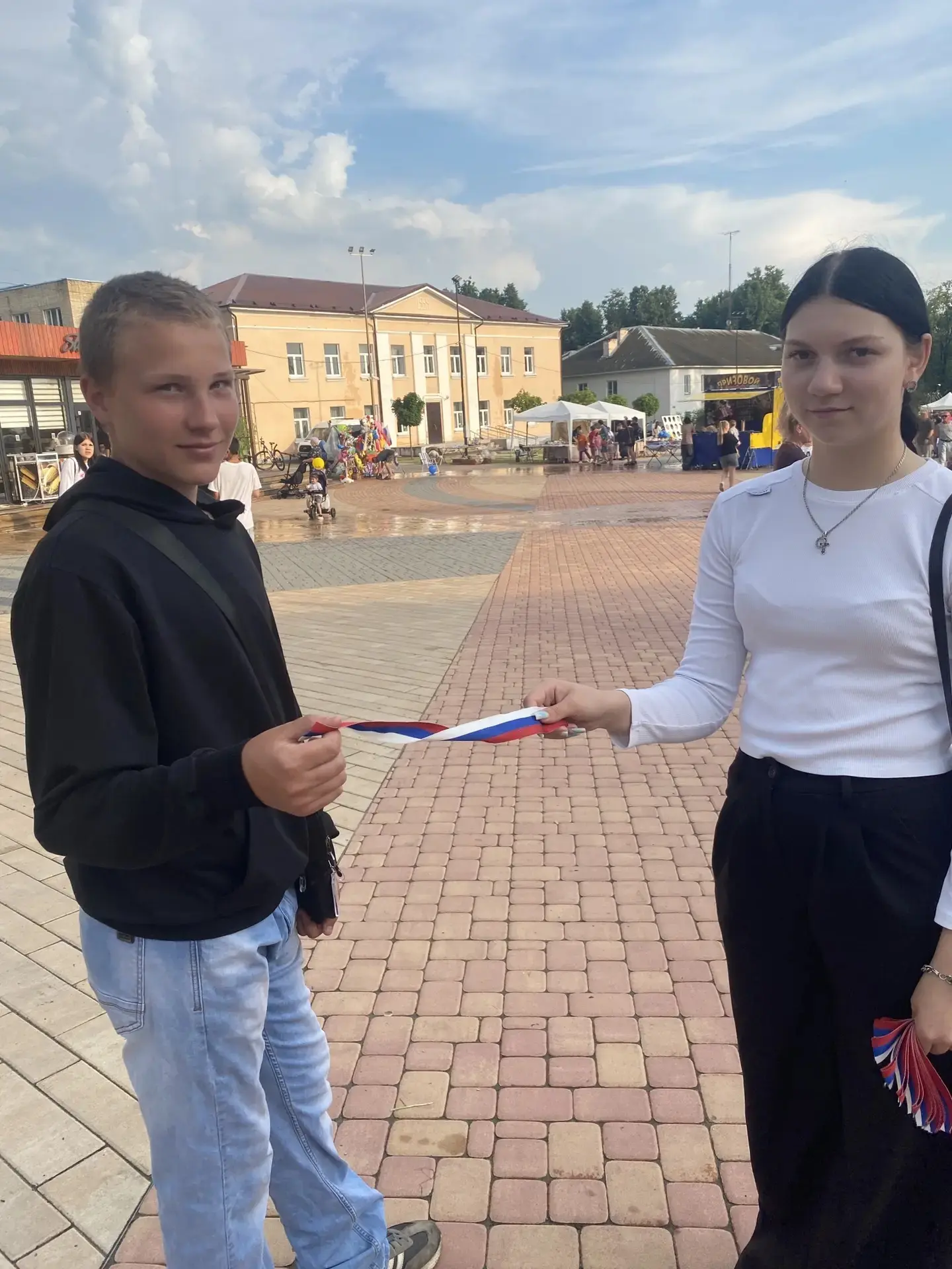 Символ единства в руках каждого!

11 и 12 июня, в честь Дня России, наши замечательные волонтёры при