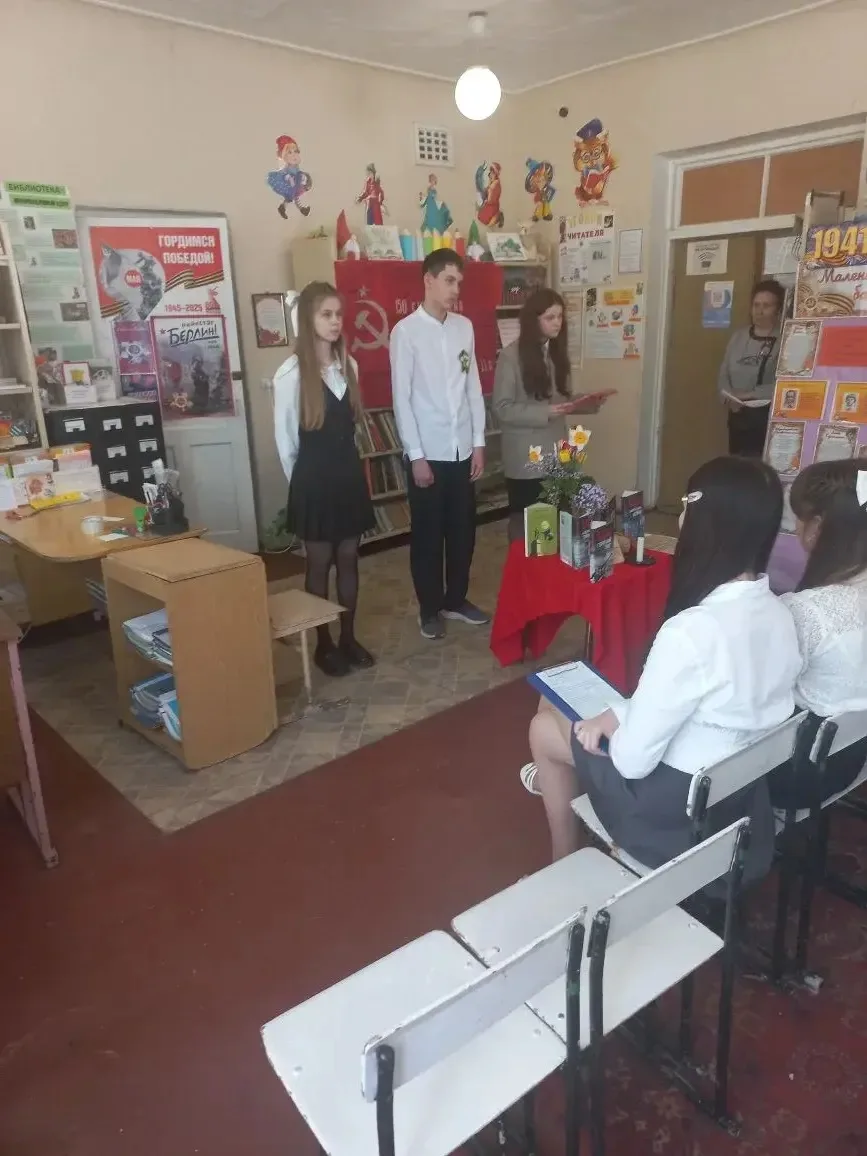 В ГБОУ ЛНР «АССФМШ №22» прошли классные часы, посвящённые Дню Победы в Великой Отечеств...