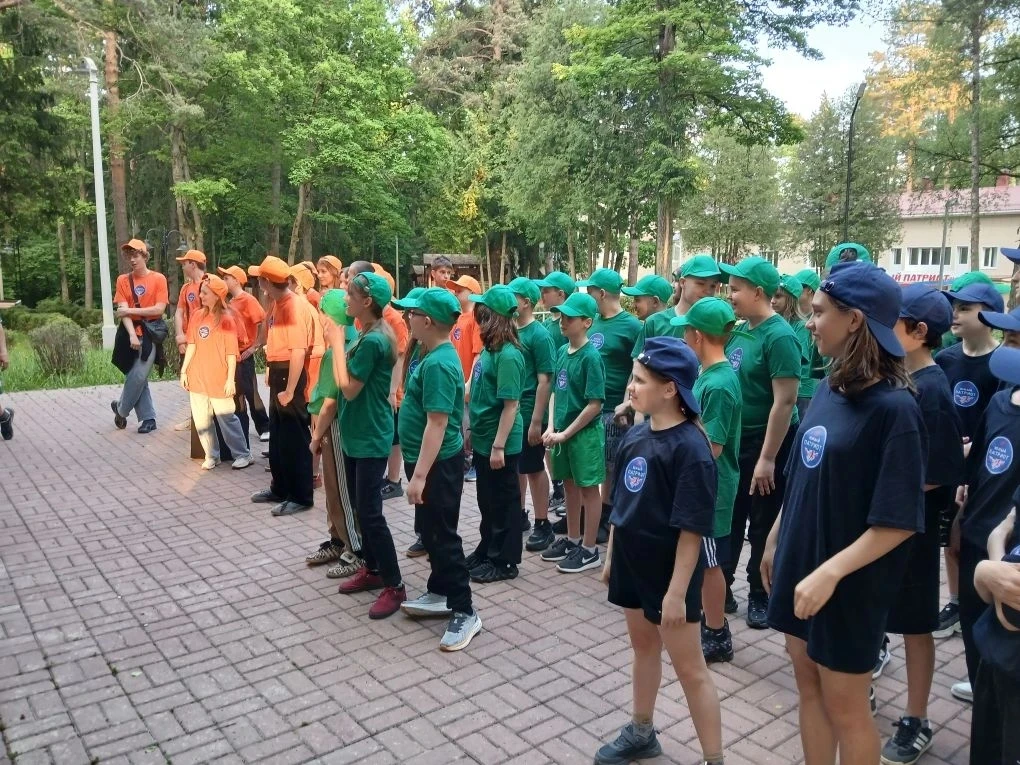 ✨ Юные макеевчане, отдыхающие в УДПРФ ОК "Снегири" центр "Юный патриот", принимают участие в экскурс