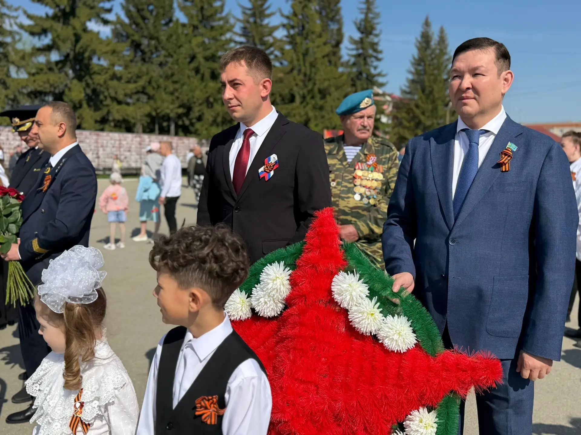 На площади состоялся торжественный митинг, посвящённый Дню Великой Победы.