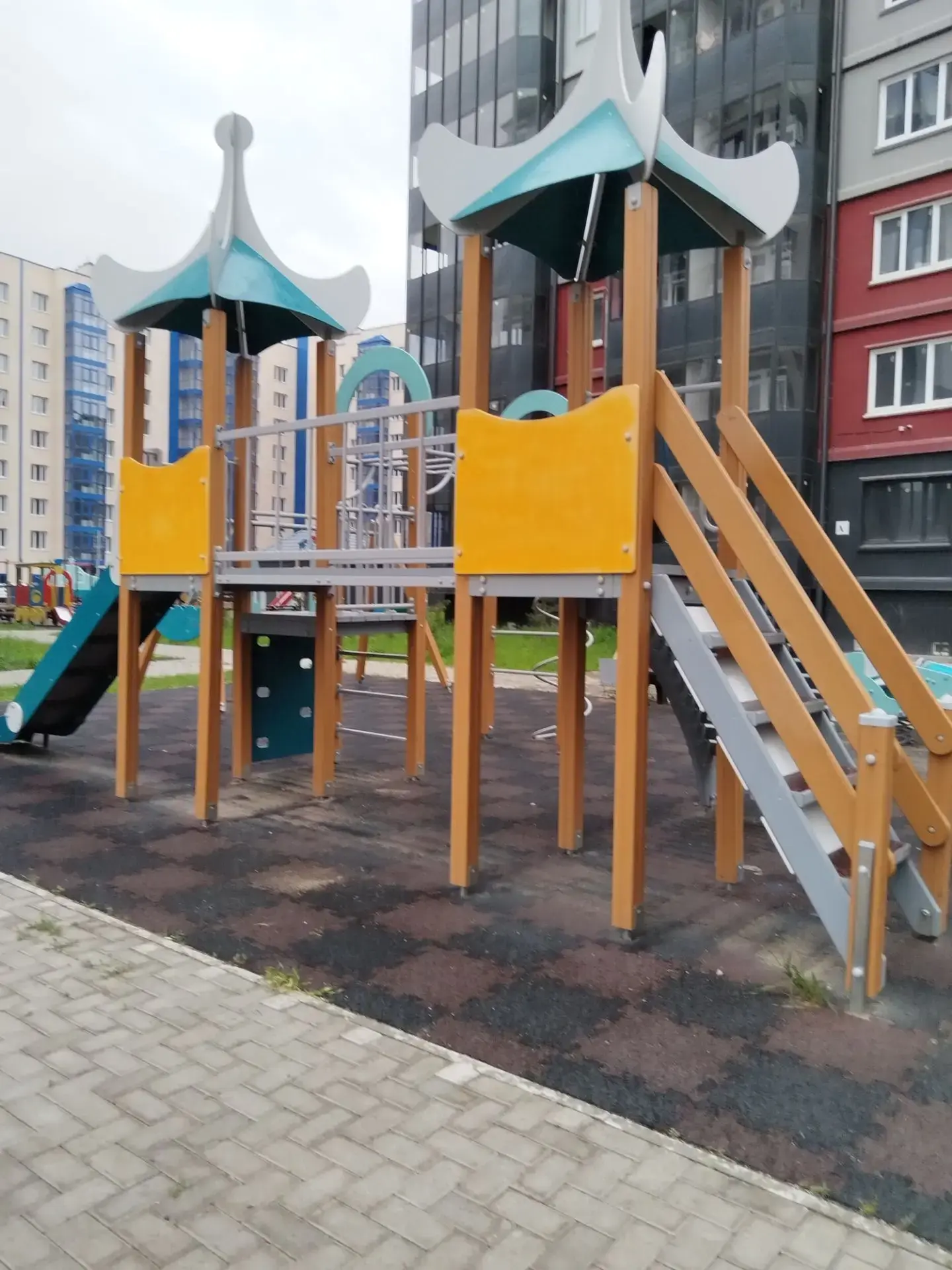 ул. Г. Тихонова 12. устранили надписи на детской площадке.
