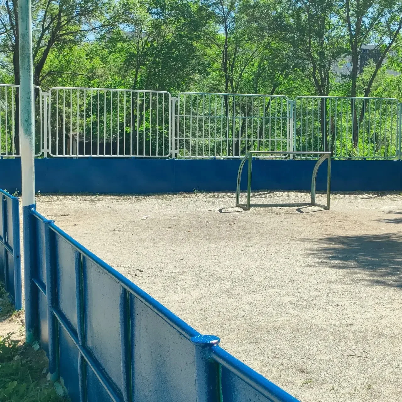 В трудах праведных провели выходные собственники дома 1б по улице Осетинской. 
При поддержке УК, кот