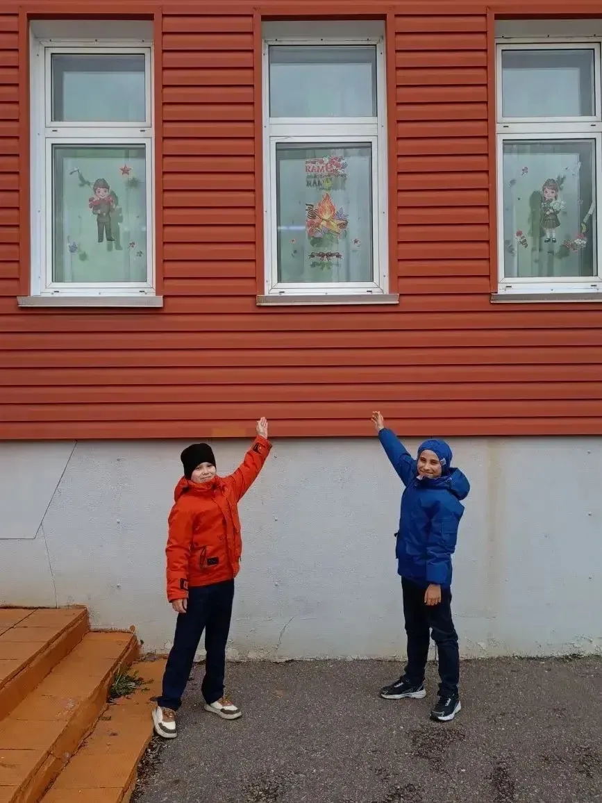 🪔 Наш образовательный комплекс присоединяется к акции «Окна Победы»!  В рамках марафона «Наследники 