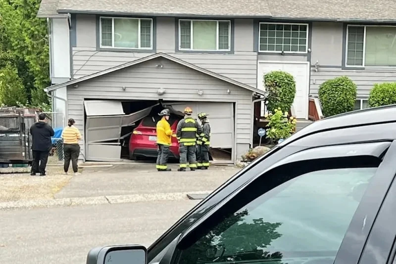 Tesla на автопилоте протаранил ворота гаража

Владелец Tesla в США буквально ворвался в чужой гараж 