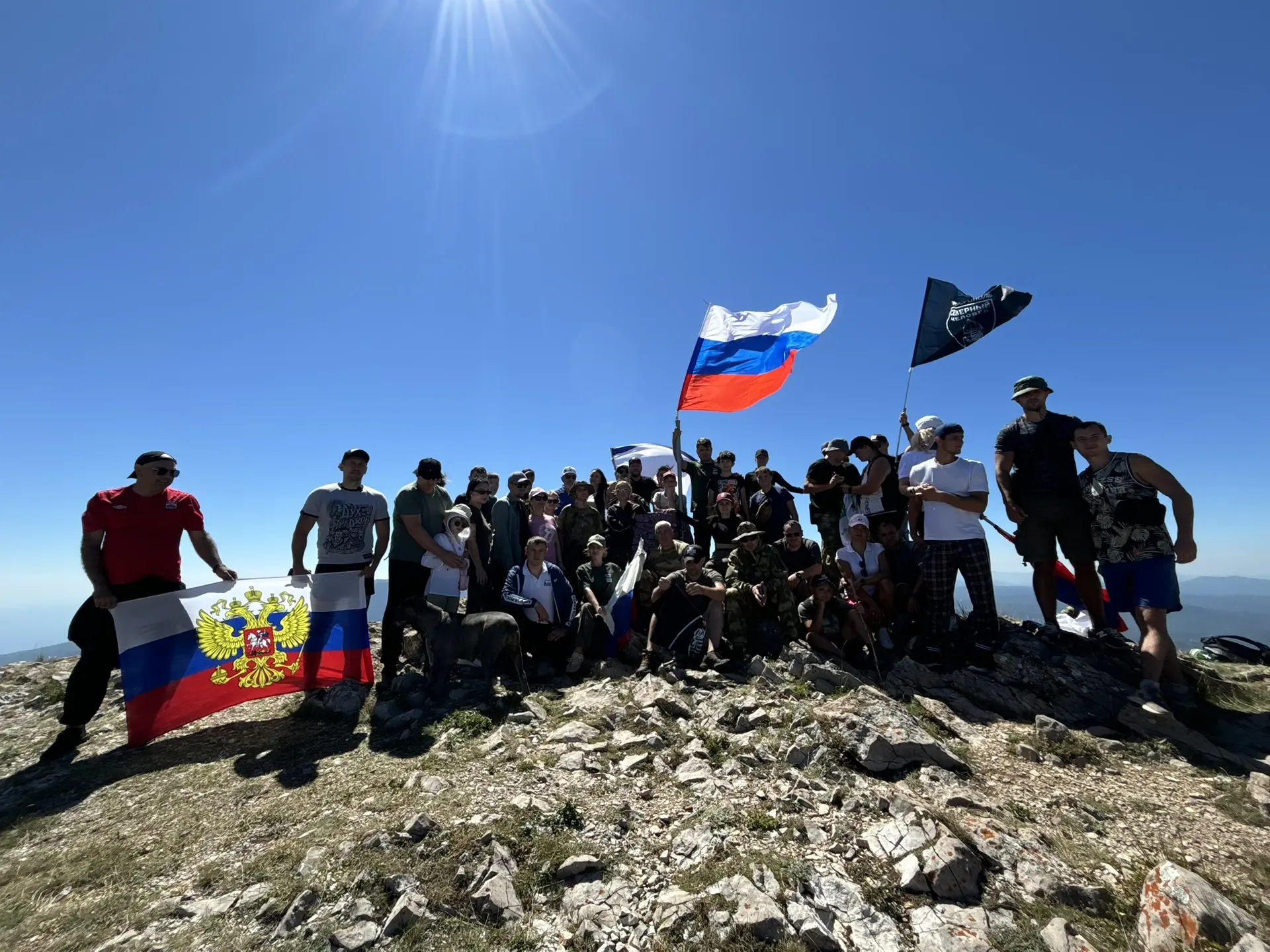 🇷🇺 Крымские медики развернули флаг России на одной из вершин Чатыр-Дага