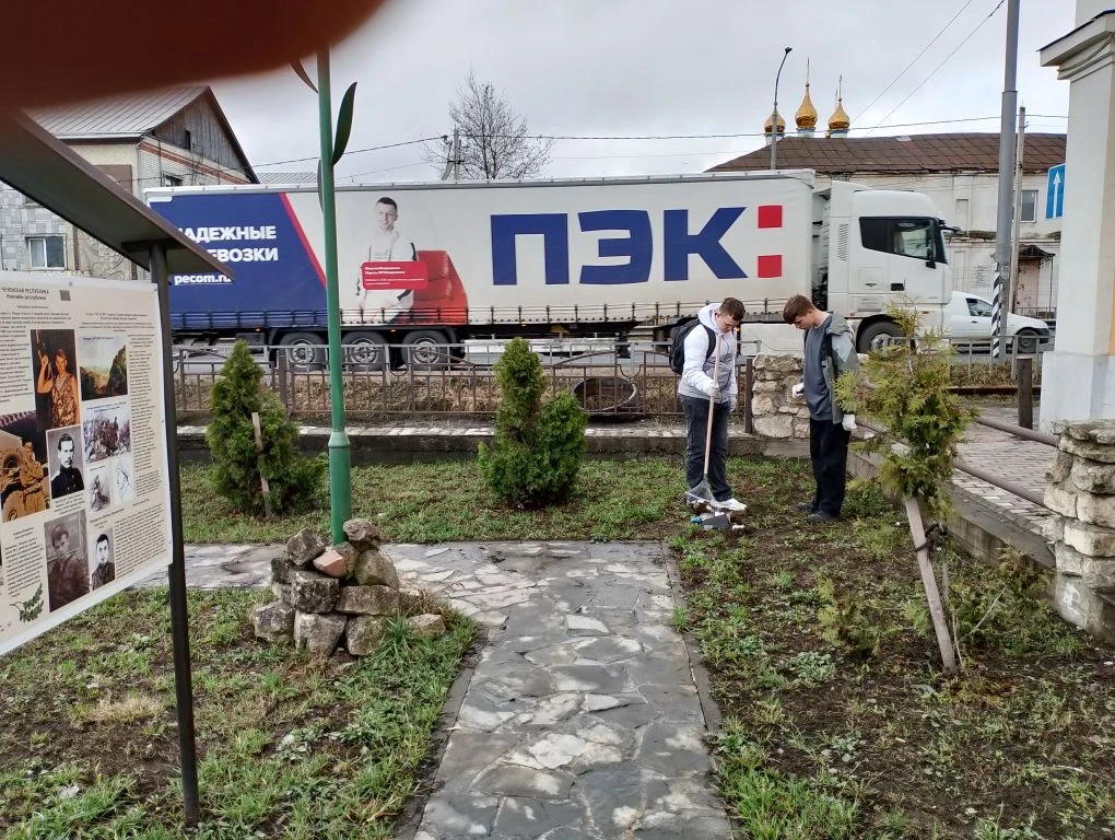 🕊️ Честь и память: как 10-классники наводили порядок в Сквере памяти воинам-интернационалистам  Пока