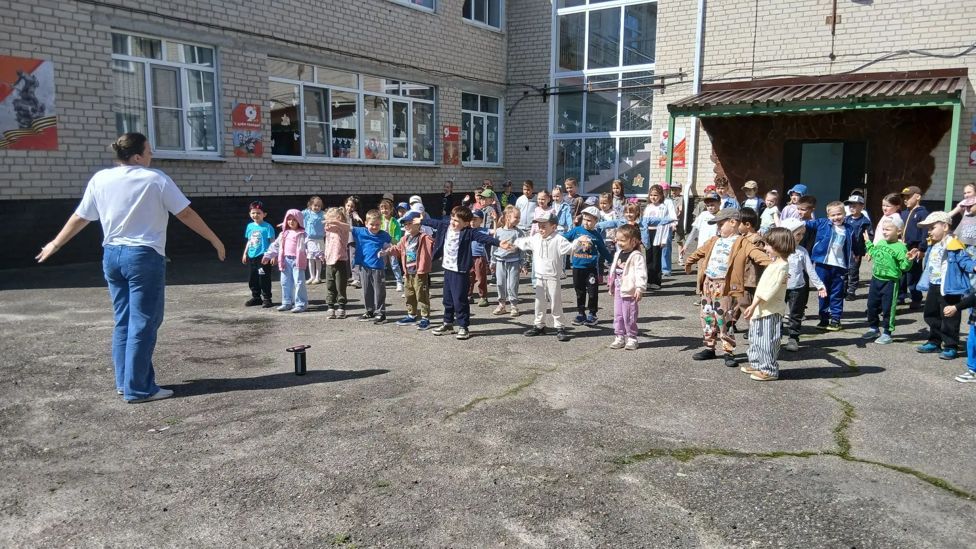 Растим здоровое поколение!  Каждое утро в наших образовательных организациях начинается с зарядки! Ш