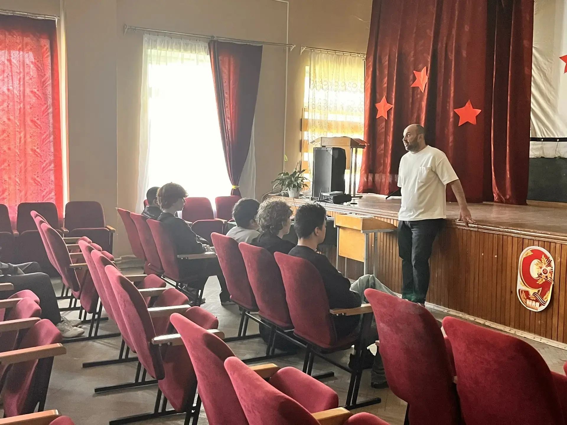 Азашиков Аскер Хасанович, врач уролог-андролог, провел беседу с учениками старших классов