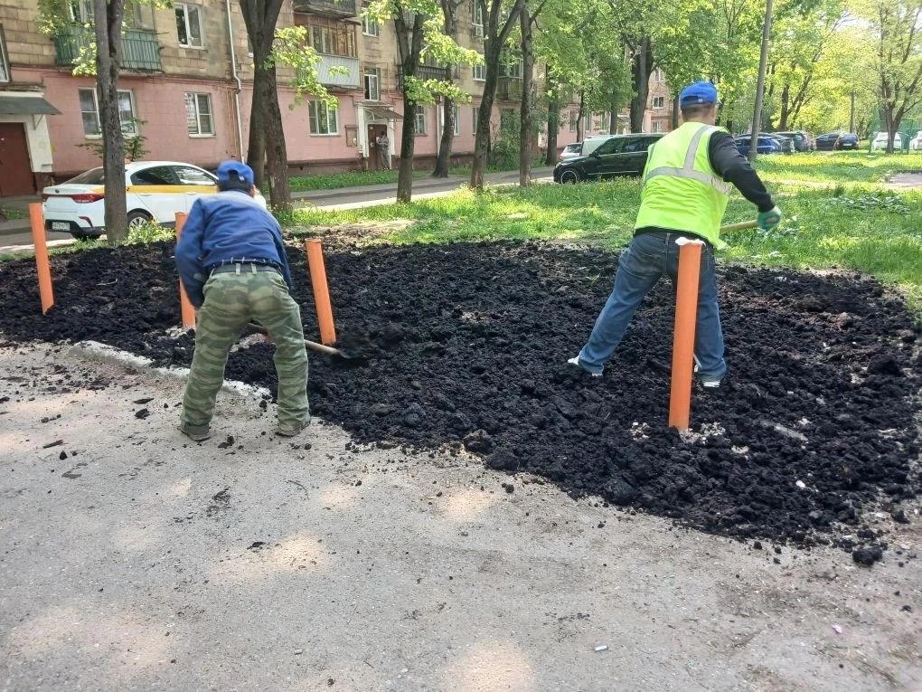 🌿 Наши сотрудники благоустраивают дворы