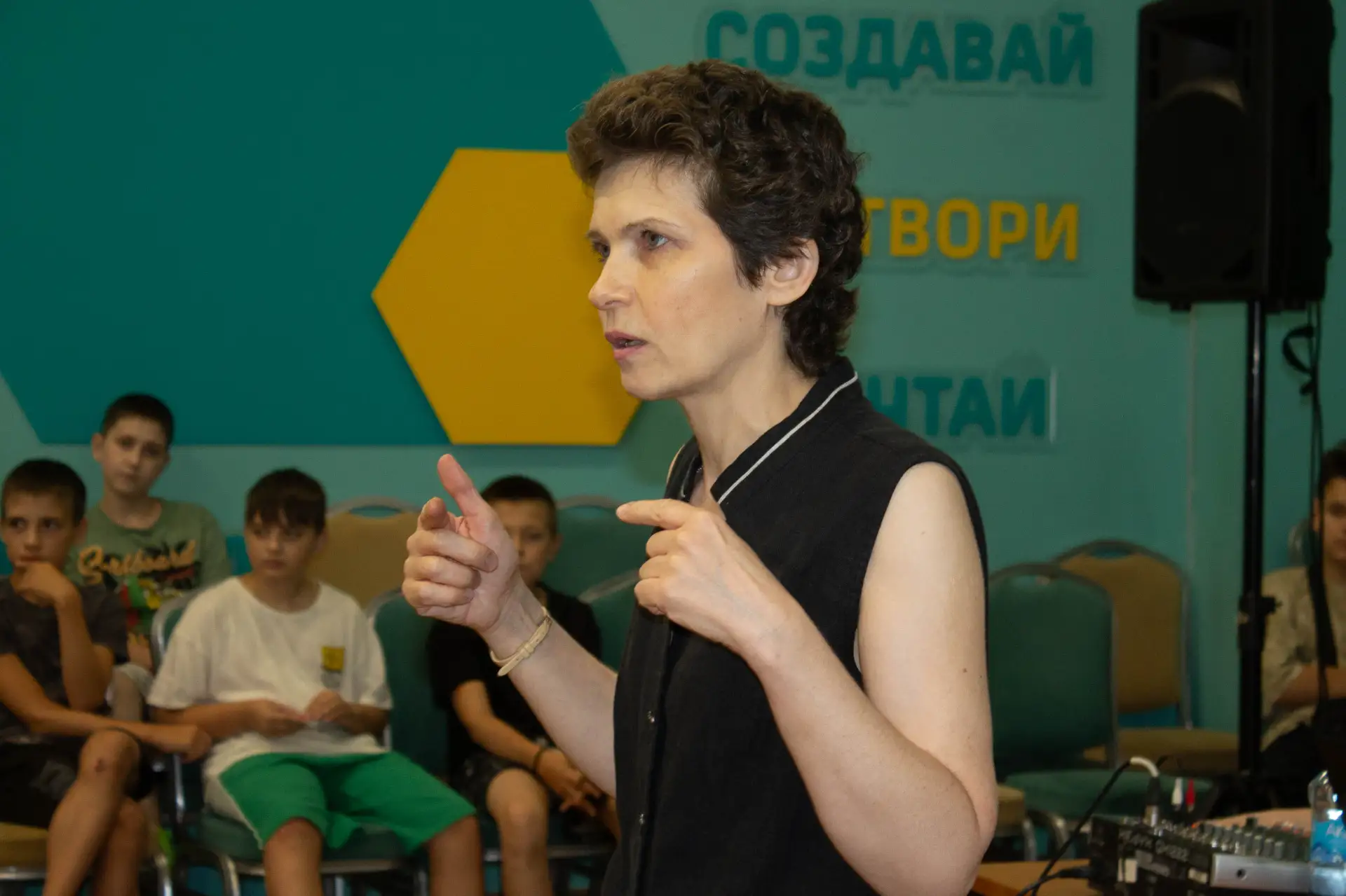 Актриса театра «Красный факел», режиссер, педагог Наталья Резник и воспитанники студии ...
