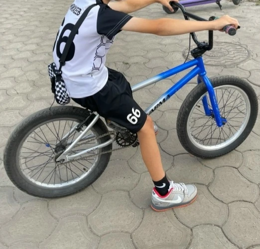 Сегодня 3.09 , по ул.юности д.9 , из подъезда был украден велосипед у ребенка. Прошу со...