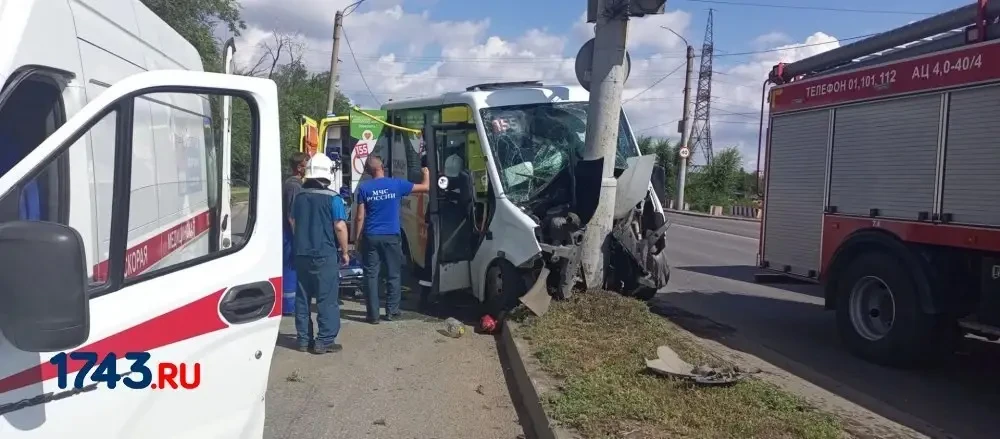 В Оренбурге маршрутка влетела в столб на улице Донгузской