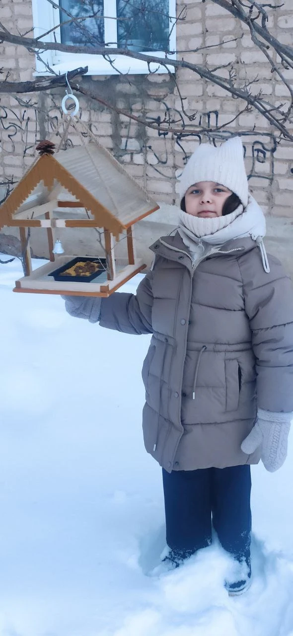 🎉 Операция "Кормушка" в 1 "В" классе прошла на УРА! 🎉 Наши юные экологи-первоклассники не только сма