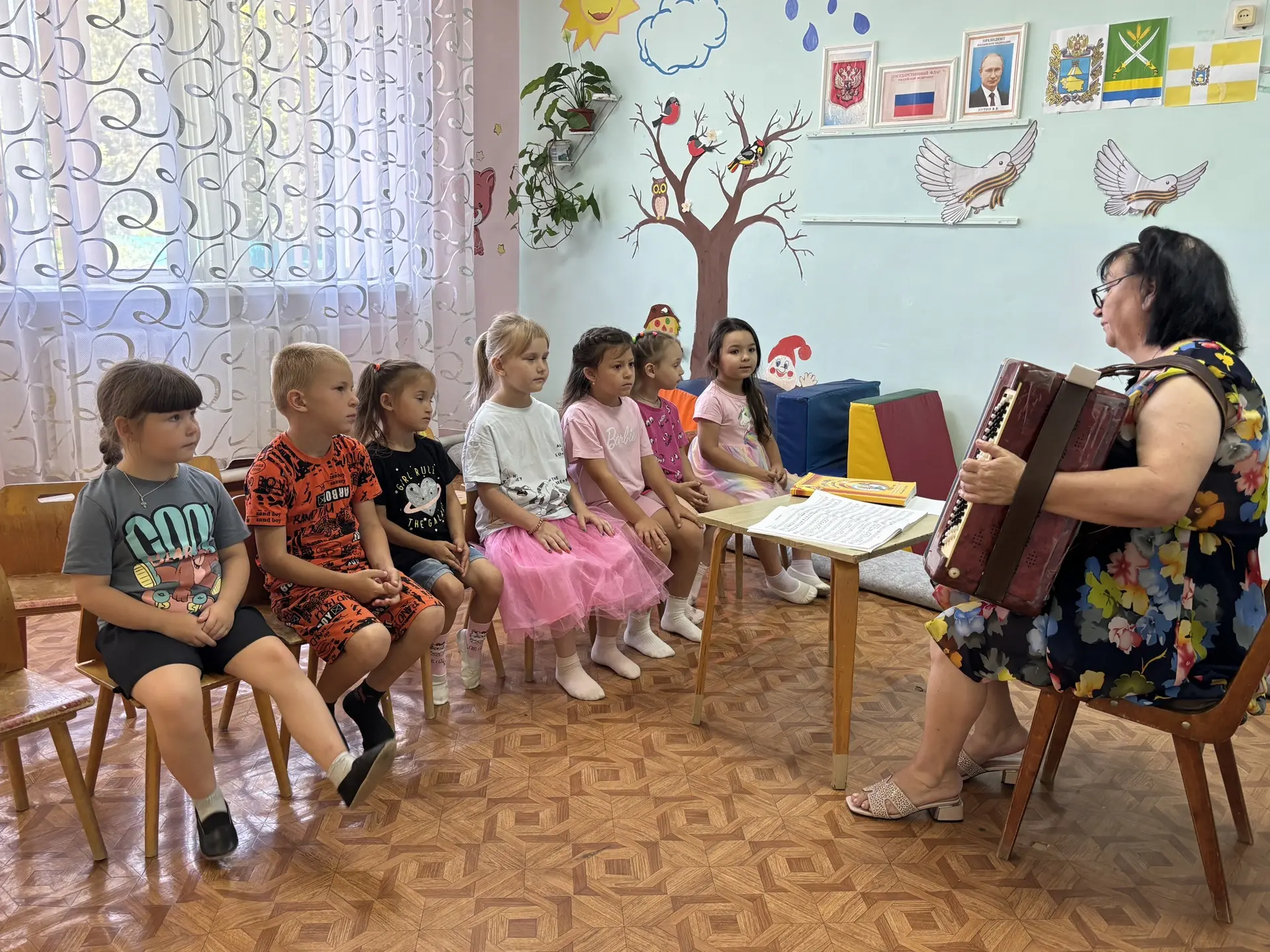 🎉 «Танцуем и поём!» — яркое музыкальное занятие в детском саду «Колокольчик»! 🎉
Лето — время радос