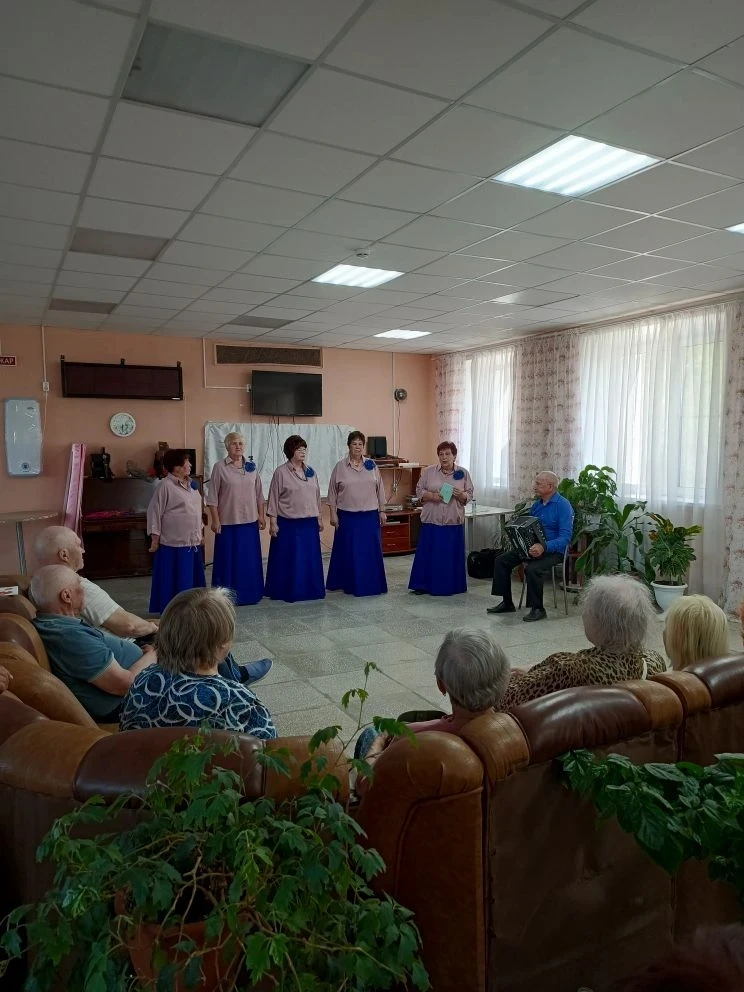 На днях в СРО «Рассвет» (п. Цементный) выступал вокальный ансамбль «Любавушка» из п. Се...