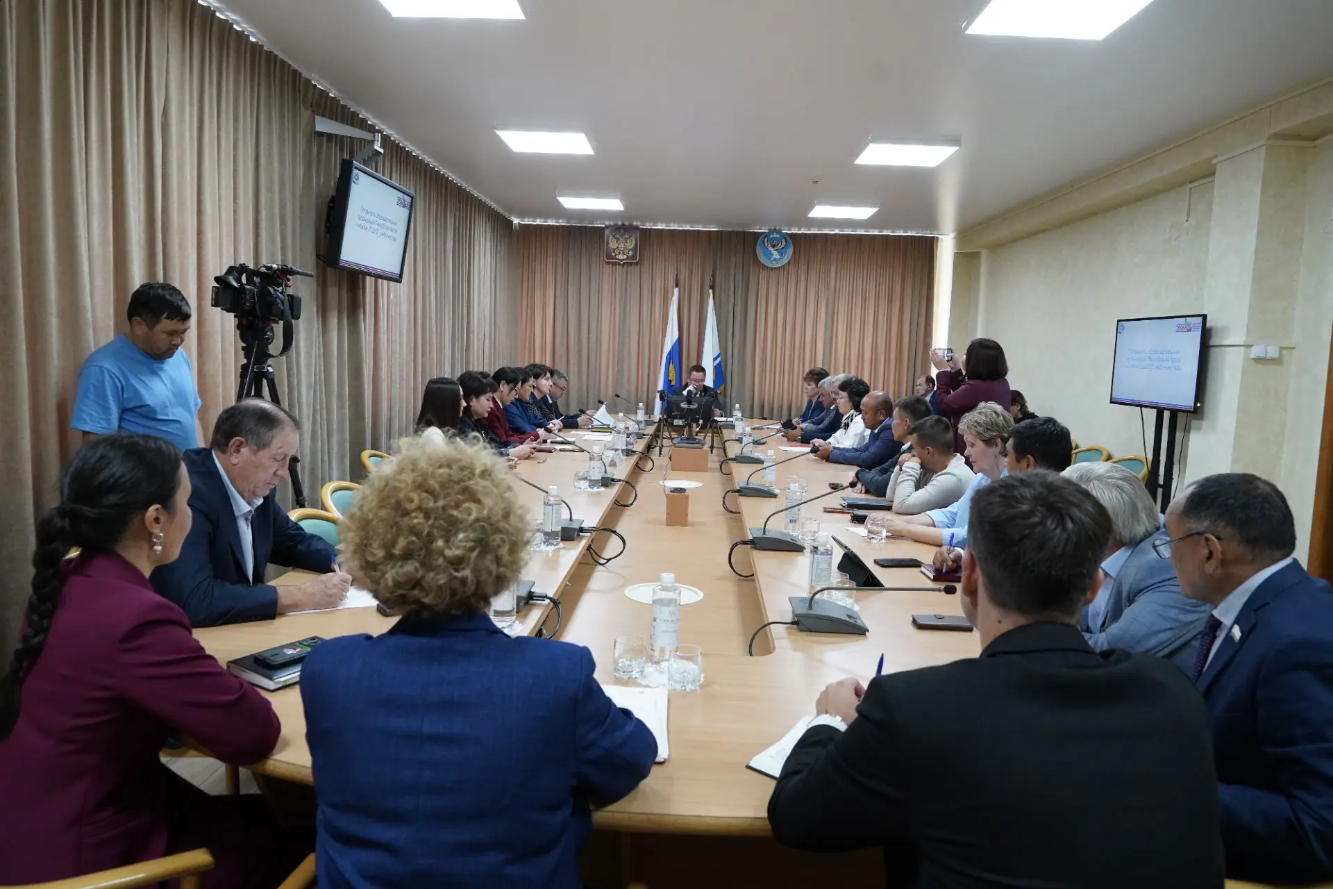 В рамках Правительственного часа вместе с коллегами-депутатами внимательно выслушали до...