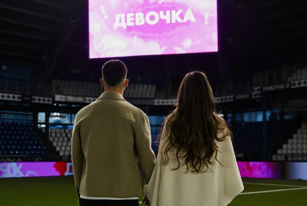 СЮРПРИЗ НА СТАДИОНЕ: ЗАЩИТНИК «ОРЕНБУРГА» УЗНАЛ, ЧТО СТАНЕТ ПАПОЙ ДЕВОЧКИ
