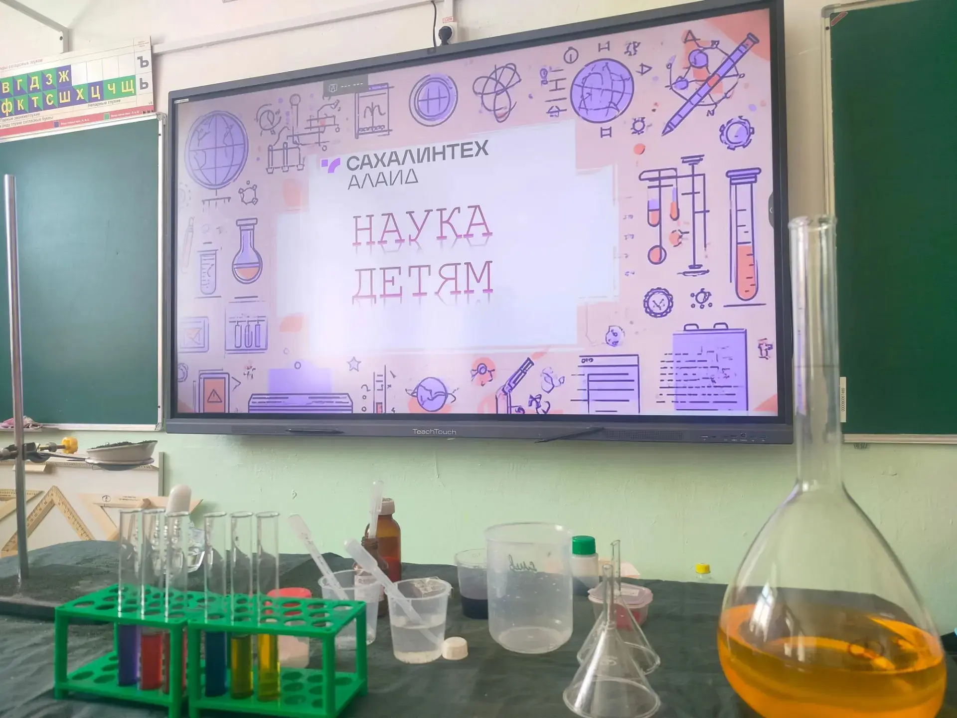 Это было бомбически!

Друзья, вы ещё спрашиваете, как прошли наши дни в лагере? Отвечаем: к нам прие