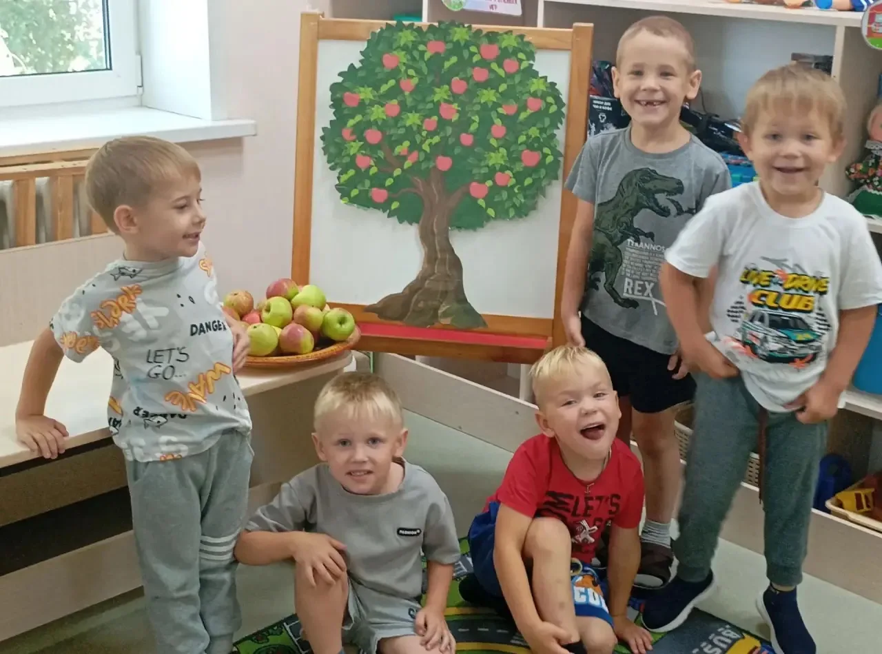 Яблочный спас - яблоко для нас припас. В  этот день на Руси яблоки кушали да желания за...