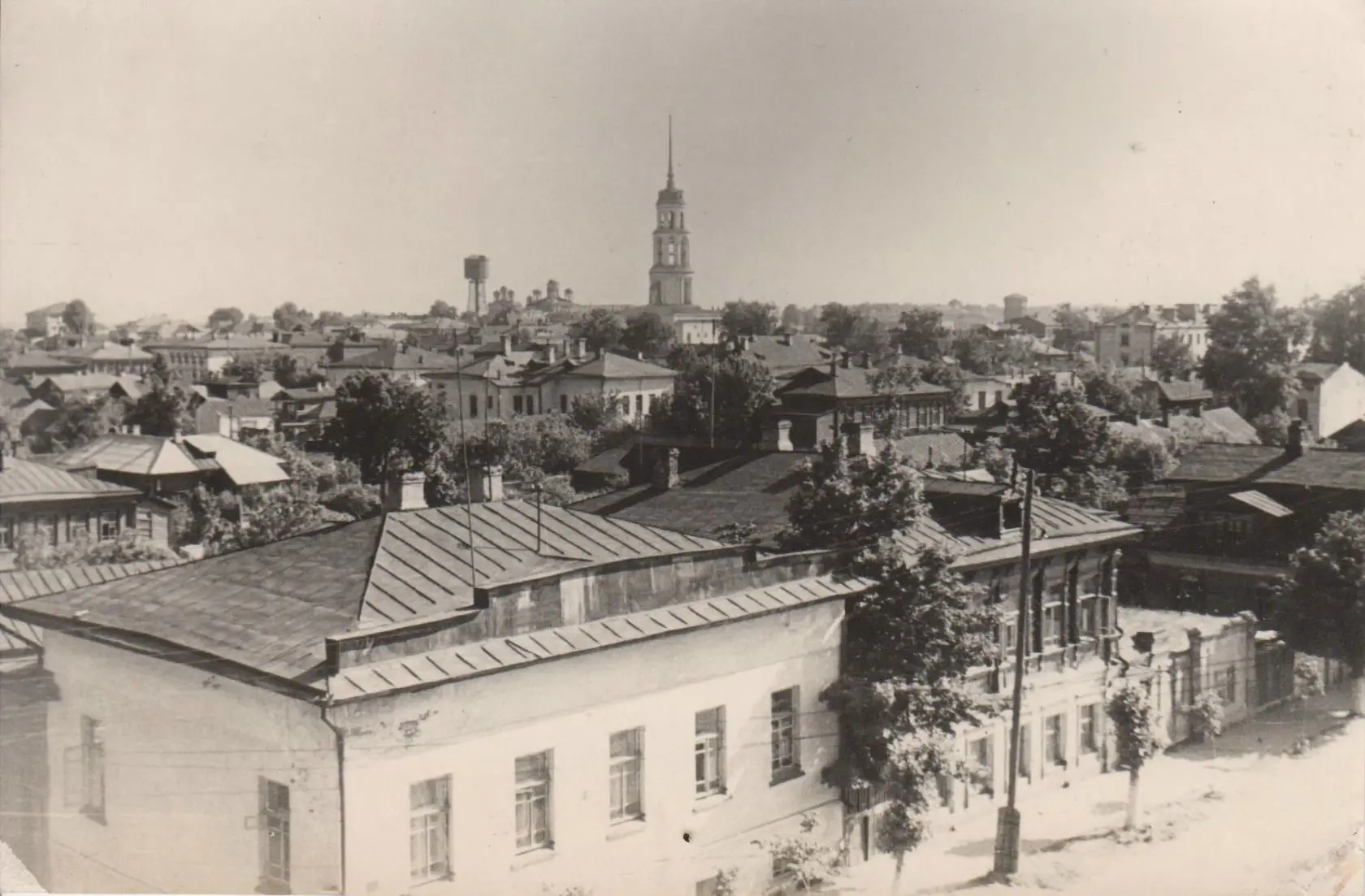 Там, где было болото

Перед вами фотография, съёмка которой была сделана мною с крыши школы № 2. А з