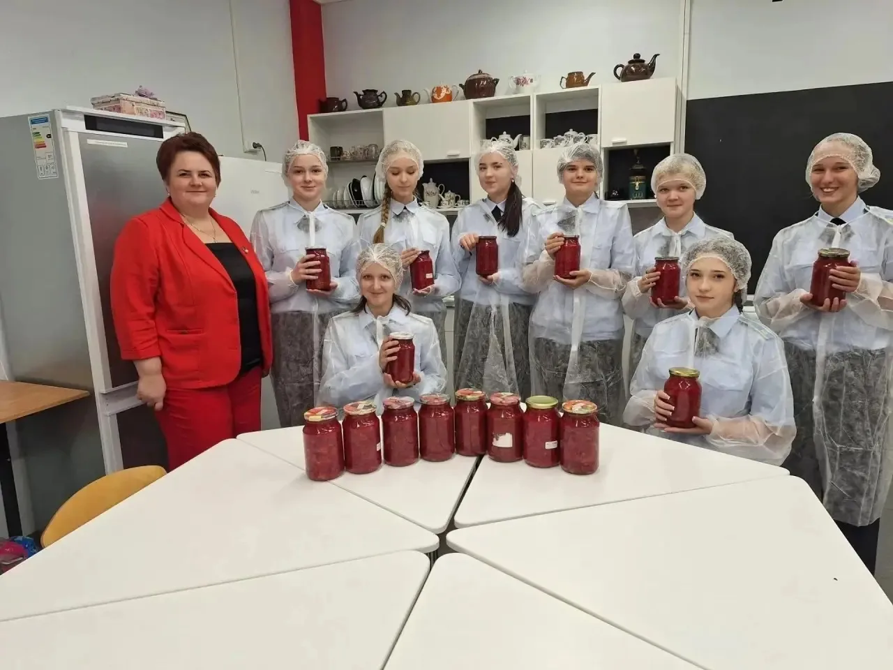 🤝 Первую партию борща для бойцов СВО заготовили ученики и педагоги Емельяновской школы.