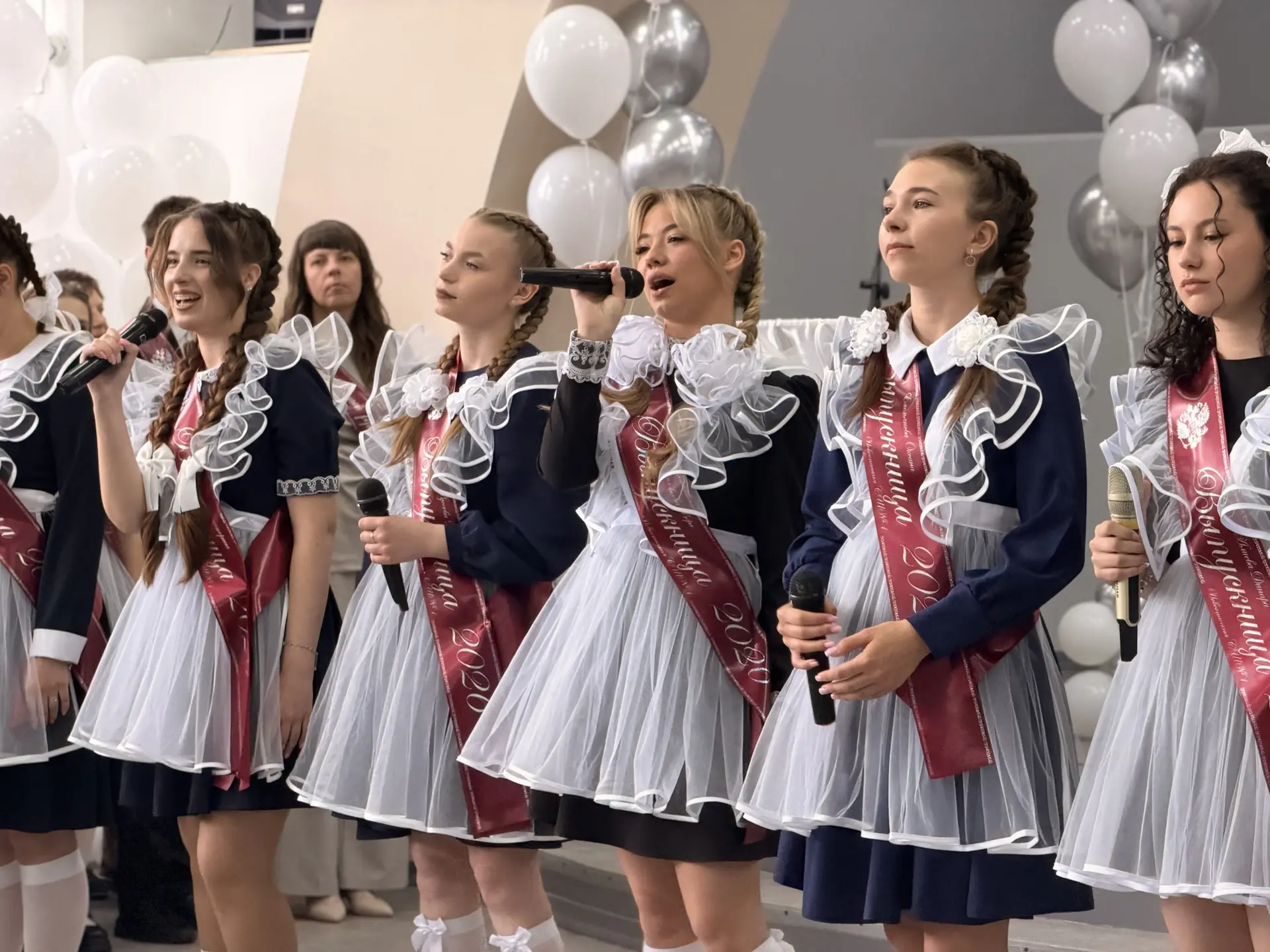 Прощай школа!   📌 Сегодня в нашей школе прошла линейка, посвященная празднику Последнего звонка. Это