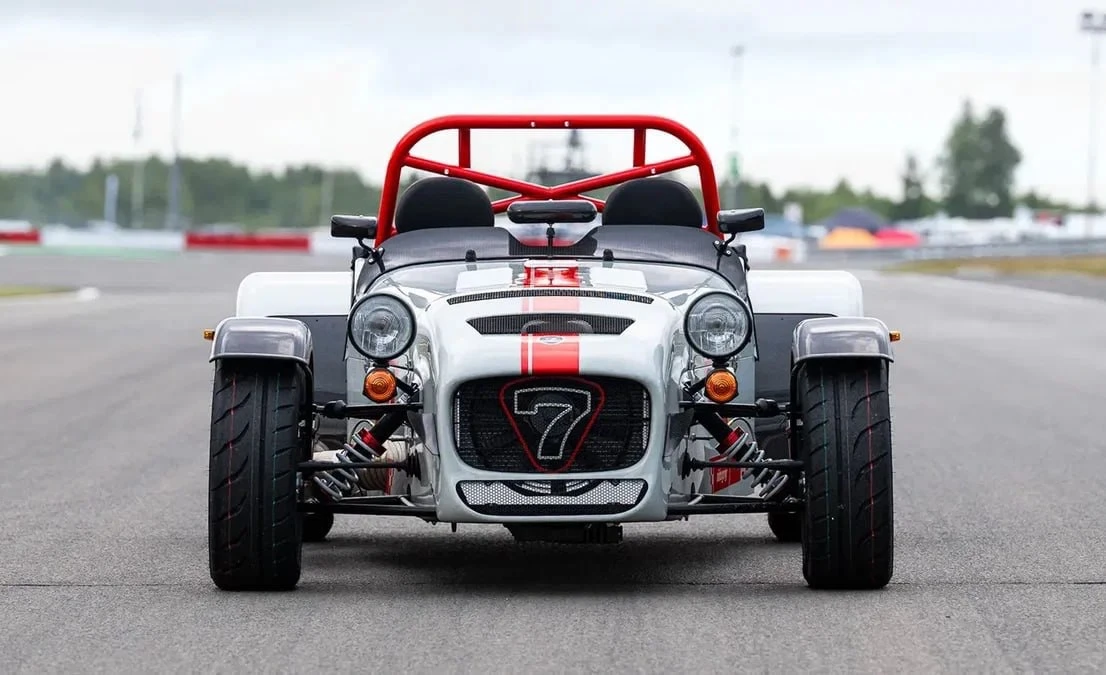 Caterham выпустил 100 экземпляров спецверсии Seven Nurburgring Edition

Британский производитель пре