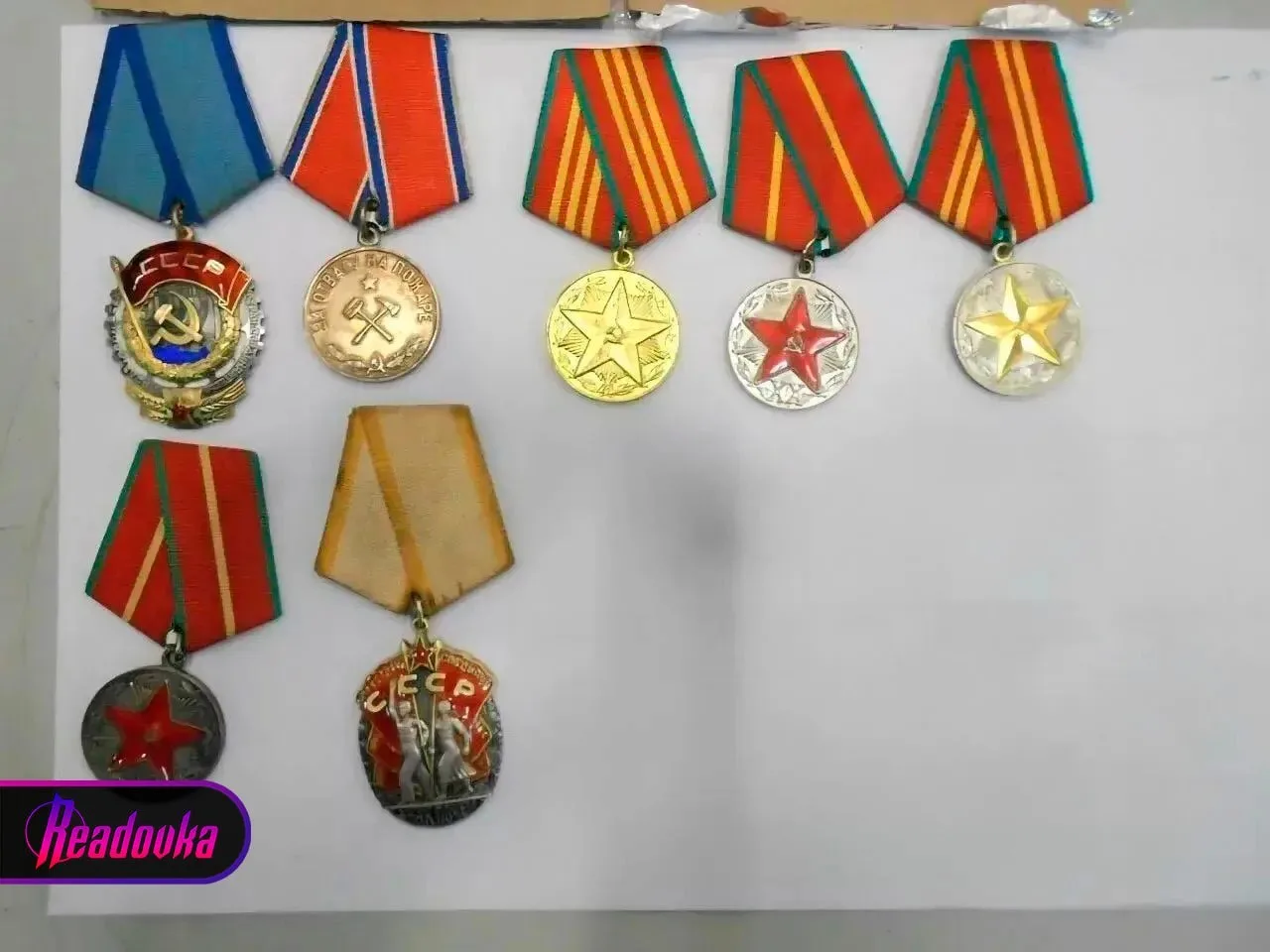 Советские ордена попытались отправить в Германию под видом значков за $1